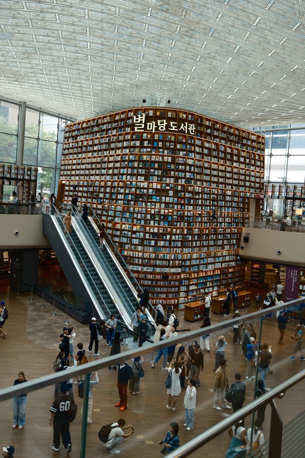 Библиотека Starfield в торговом центре COEX. Книги до потолка.